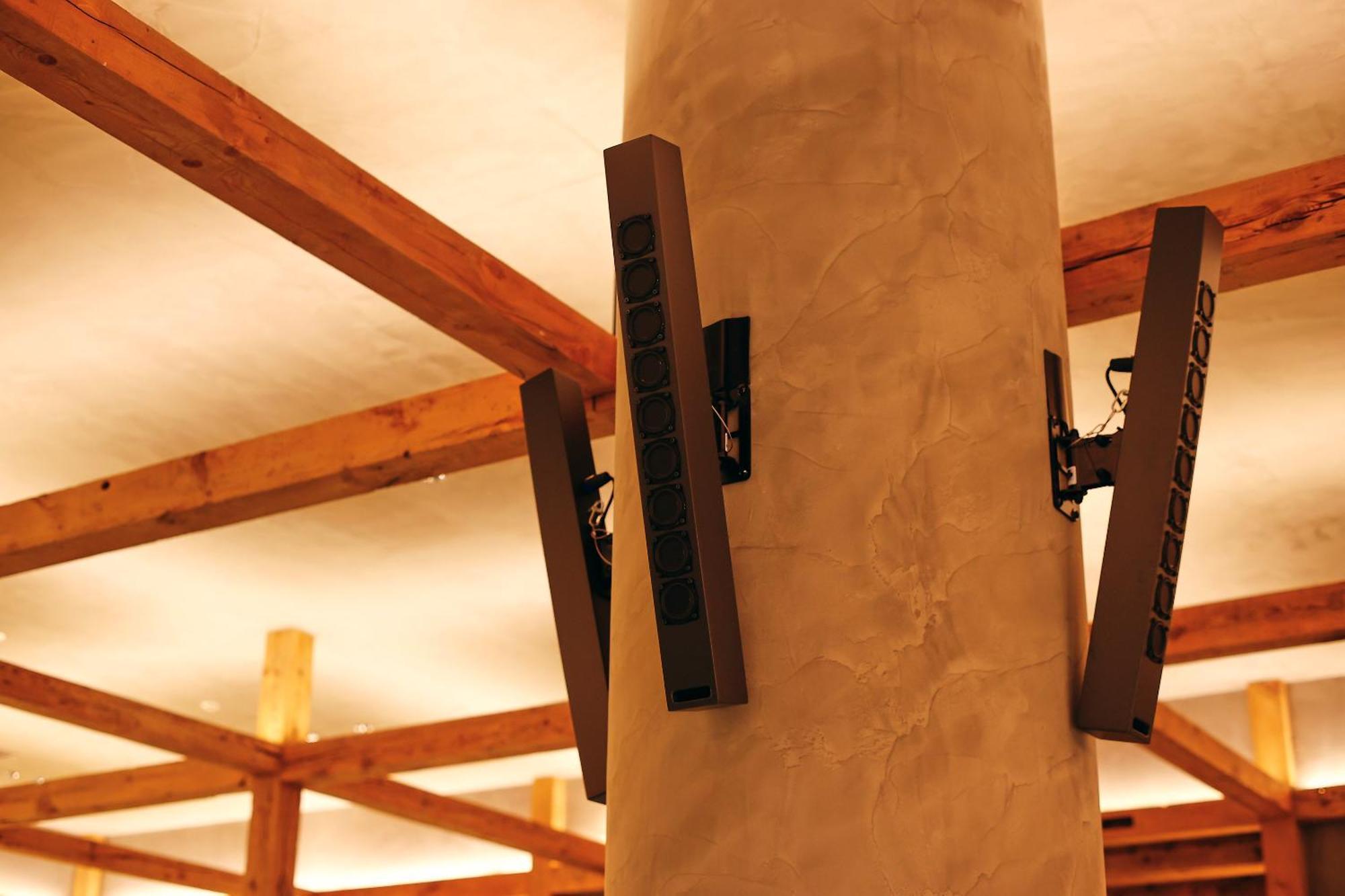 Nohga Hotel Kiyomizu Kyoto Dış mekan fotoğraf A pair of line array loudspeakers mounted on a column